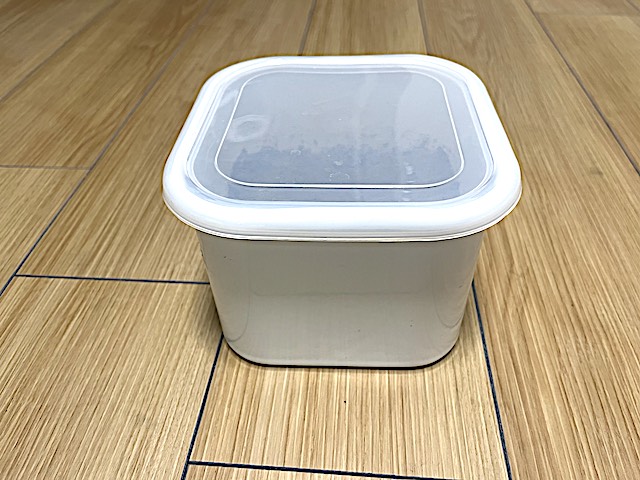 少量運用で使っているトンボのホーロー保存容器角2型2L。ぬか床向けサイズ感が分かる実写写真