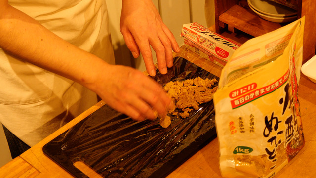 ぬかをラップに敷く